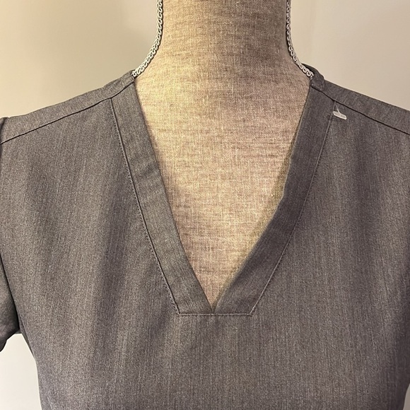 FIGS Scrub Top Women XS Technical Collection Shirt grayish white Stretch - Picture 2 of 8